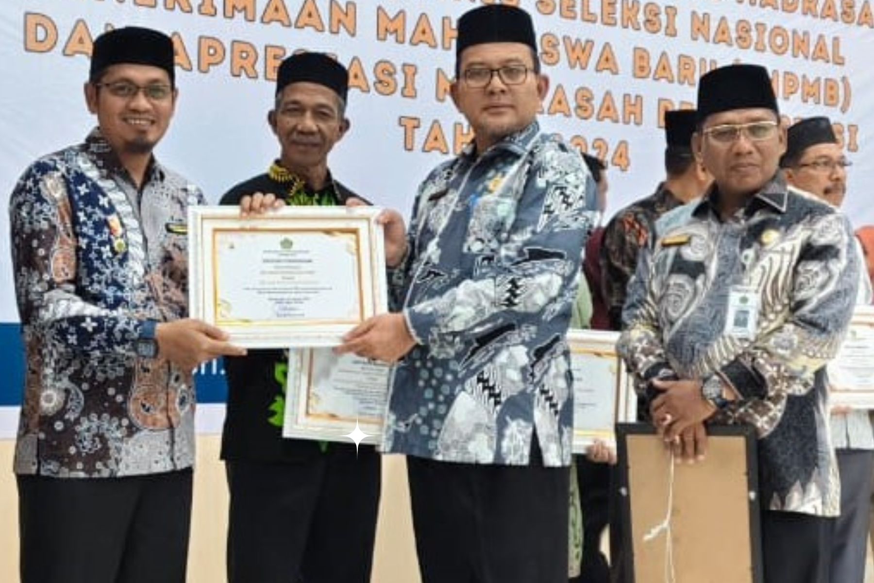 Kakanwil Kemenag Aceh Beri Piagam Penghargaan kepada MAN IC Aceh Timur Sebagai Salah Satu dari 1000 Madrasah/Sekolah Terbaik di Indonesia