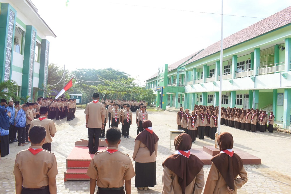 Kepala MAN IC Aceh Timur Melantik Pengurus Dewan Ambalan Pramuka MAN IC Aceh Timur Gugus Depan 03.741-03.742 Tahun Ajaran 2023/2024