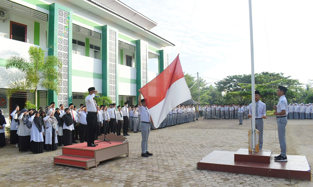 Kepala MAN IC Aceh Timur Zulkarnain Pimpin Upacara Senin Awal Masuk Tahun Baru 2024 Semester Genap