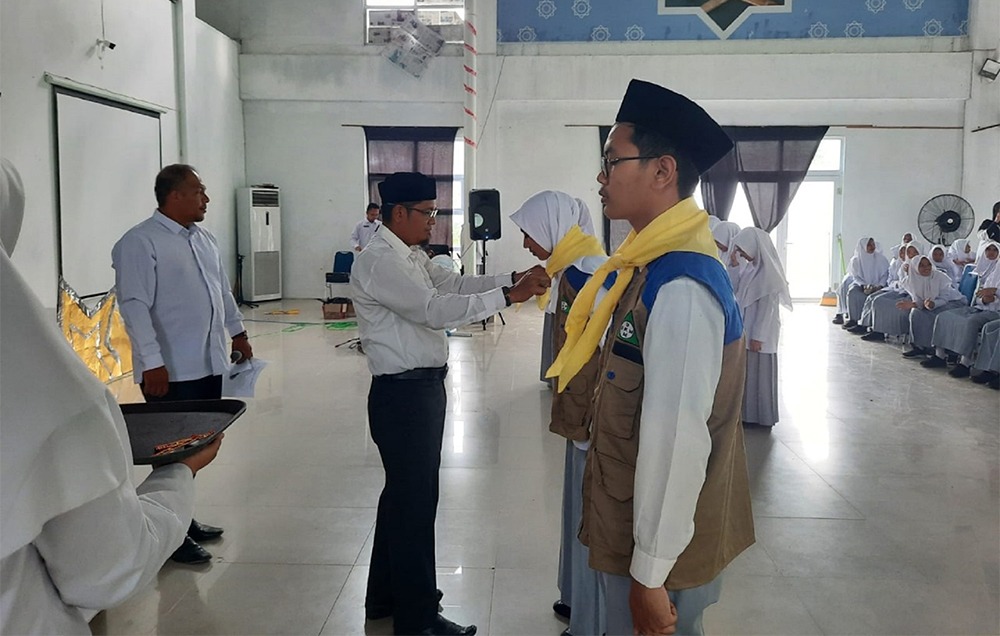 Kepala MAN IC Aceh Timur, Zulkarnain, S.Pd.I., M.A, Secara Resmi Melantik Anggota Palang Merah Remaja (PMR)